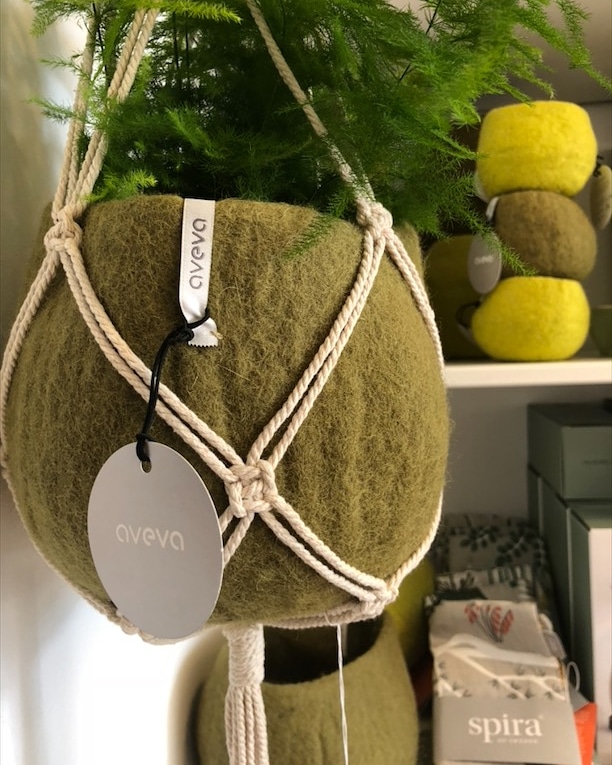 Aveva Flower pot in olive with nature macrame